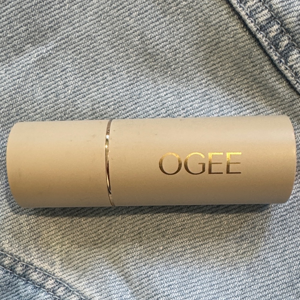 Ogee sculpted make up stick